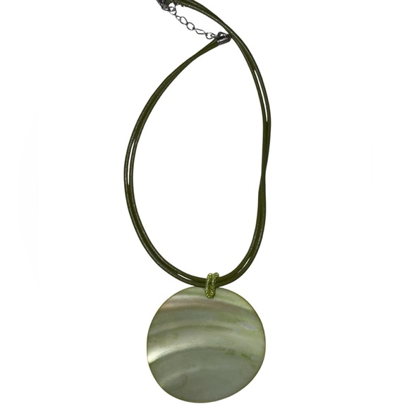 Elegant iridescent Cord and Shell Pendant Necklace - Picture 3 of 3